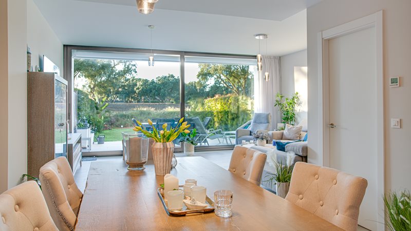 Modernes Reihenhaus mit Weitblick auf Golfplatz und Meer